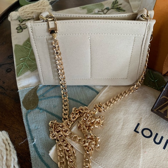 Toiletries 19 W/ Crossbody Conversion Insert - Picture 11 of 15